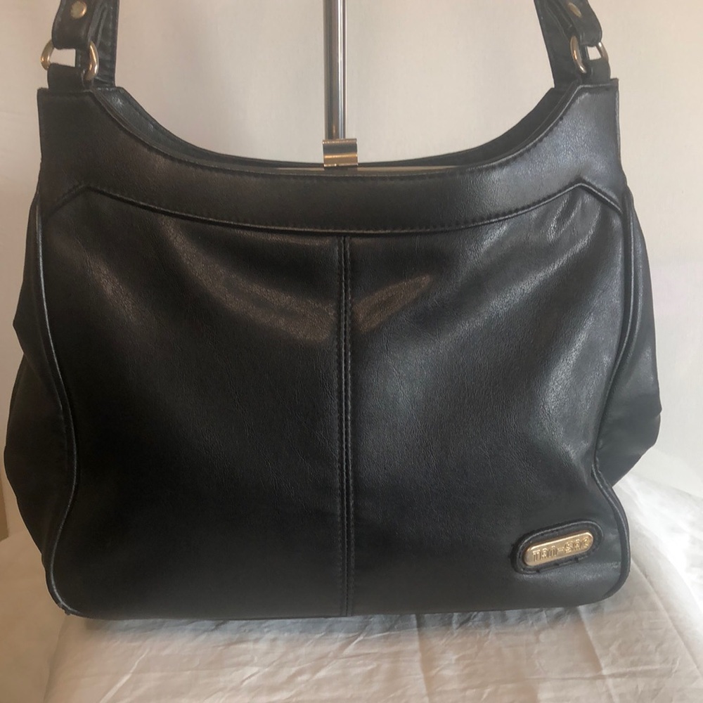 TANDEM BAGS OF CALIFORNIA black Vintage leather shoulder handbag. Gold hardware